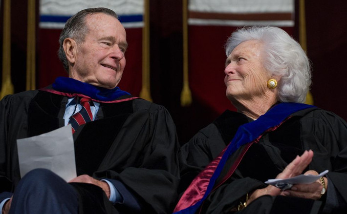 Bà Barbara và ông Bush dành cho nhau ánh mắt trìu mến năm 2008.