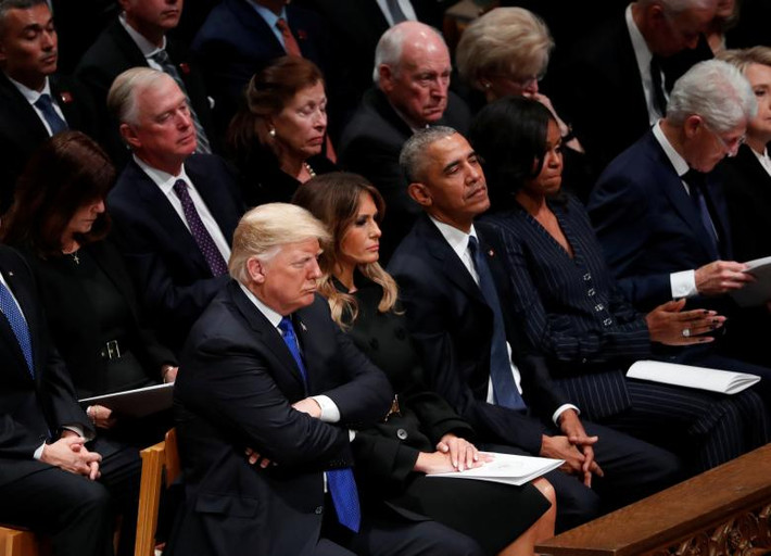 Hàng trên cùng từ trái sang: Tổng thống Mỹ Donald Trump, Đệ nhất phu nhân Mỹ Melania, cựu Tổng thống Mỹ Barack Obama, cựu Đệ nhất phu nhân Michelle Obama và cựu Tổng thống Mỹ Bill Clinton. Ảnh: Reuters.