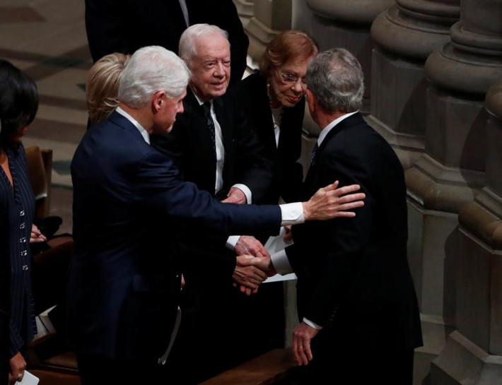 Cựu Tổng thống Mỹ Jimmy Carte cùng phu nhân Rosalyn Carter và vợ chồng cựu Tổng thống Mỹ Bill Clinton chia buồn với cựu Tổng thống Bush "con". Ảnh: Reuters.