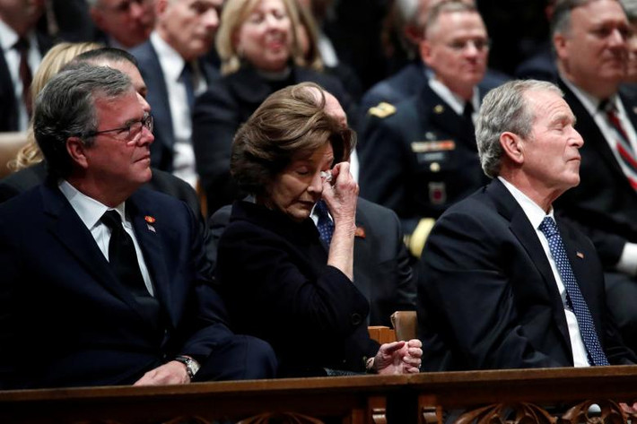 Cựu Thống đốc bang Florida Jeb Bush, cựu Đệ nhất phu nhân Laura Bush và cựu Tổng thống Bush "con" xúc động trong lễ tang. Ảnh: Reuters.