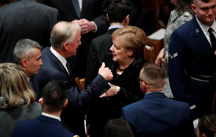 Thủ tướng Đức Angela Merkel trao đổi với cựu Phó Tổng thống Mỹ Dan Quayle khi bà tới dự lễ tang của cố Tổng thống Bush cha. Ảnh: Reuters.