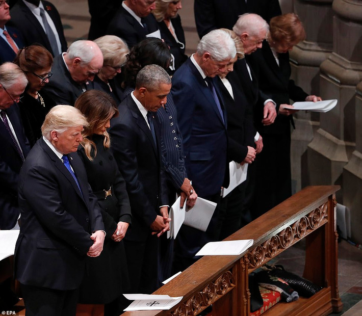 Tổng thống Mỹ Donald Trump cùng mọi người cúi đầu tưởng niệm trong lễ tang của cố Tổng thống Bush cha. Ảnh: EPA.