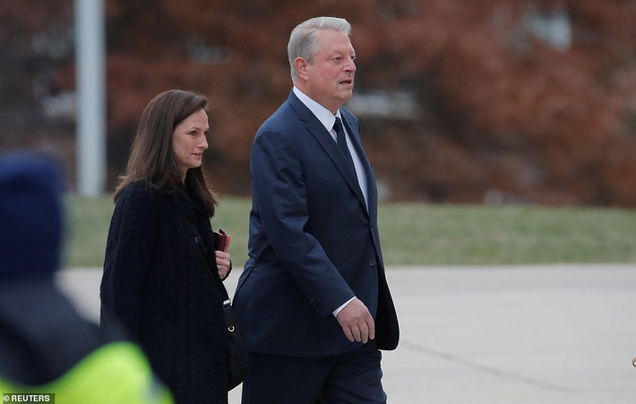 Cựu Phó Tổng thống Mỹ Al Gore tới dự lễ tang tại Nhà thờ Quốc gia Washington. Ảnh: Reuters.