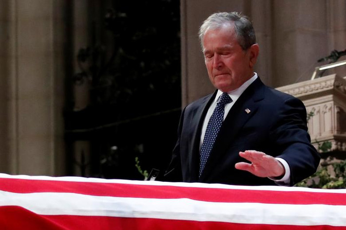 Cựu Tổng thống Bush "con" xúc động khi chạm vào linh cữu cha ông tại Nhà thờ Quốc gia Washington. Ảnh: Reuters.