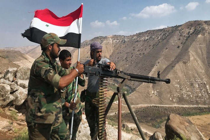“Các đơn vị pháo binh và tên lửa Syria oanh kích dữ dội căn cứ của nhóm phiến quân ở Wadi al-Dorat, phía đông nam thị trấn al-Latamina thuộc khu vực phi quân sự ở Bắc Hama, qua đó tiêu diệt và làm bị thương nhiều tay súng khủng bố”, FNA đưa tin. Ảnh: RT.