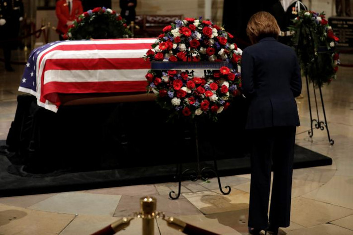 Bà Nancy Pelosi, người gần đây được đề cử làm Chủ tịch Hạ viện Mỹ, cúi đầu tiễn biệt vị Tổng thống thứ 41 của nước Mỹ ngày 4/12.