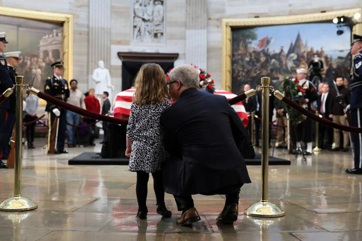 Hạ nghị sĩ Mỹ Patrick McHenry đưa con gái Cecelia, 4 tuổi, tới viếng cố Tổng thống George H.W. Bush bên trong Điện Capitol ngày 4/12.