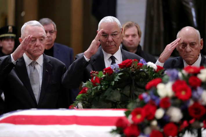 Cựu Ngoại trưởng Mỹ Colin Powell cùng một số tướng lĩnh đã nghỉ hưu chào trước linh cữu cố Tổng thống Bush “cha”.