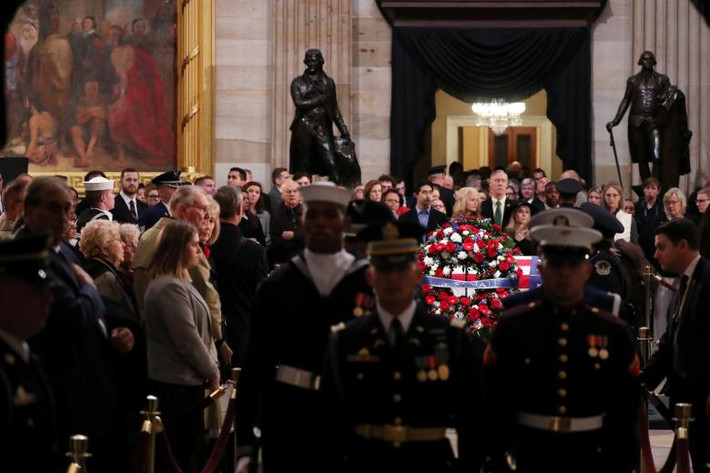Nhiều quan chức và cựu chính trị gia Mỹ khác đã tới viếng cố Tổng thống George H.W. Bush khi linh cữu của ông được quàn tại Mái vòm Rotunda trong Điện Capitol trong khoảng thời gian từ ngày 3/12 đến sáng 5/12.