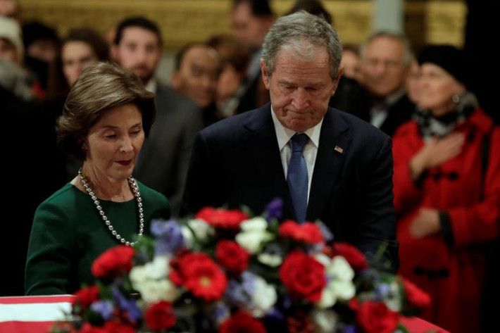 Cựu Tổng thống Bush “con” và phu nhân Laura cúi đầu trước linh cữu cha ngày 4/12.