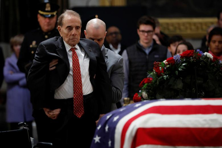 Trong ảnh là cựu Thượng nghị sĩ Bob Dole, 95 tuổi. Ông đã được một người trợ lý đỡ đứng dậy để chào trước linh cữu cố Tổng thống Bush hôm 4/12.