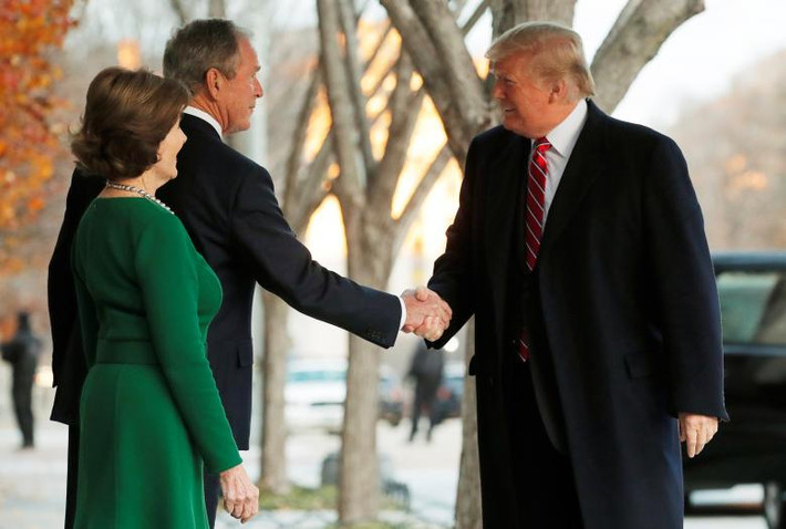 Cựu Tổng thống Bush "con" và cựu Đệ nhất phu nhân Laura Bush chào đón Tổng thống Trump khi ông tới thăm gia đình Bush tại nhà khách chính phủ Mỹ Blair House ở thủ đô Washington ngày 4/12.