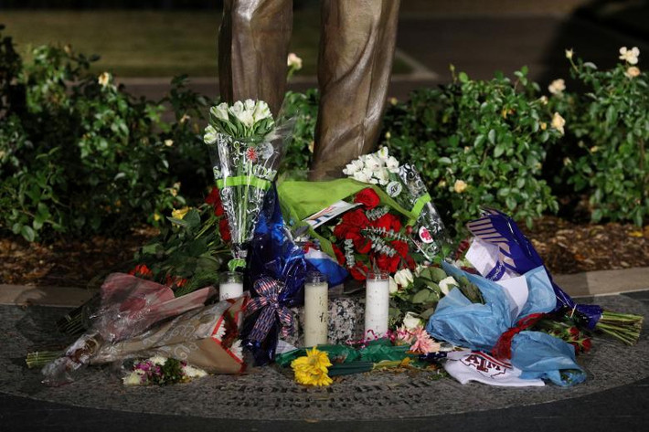 Người dân đặt hoa tưởng niệm bên ngoài Thư viện Tổng thống George H.W. Bush ở Texas ngày 1/12. Ảnh: Reuters.