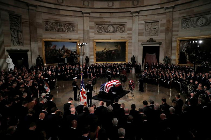 Theo hãng thông tấn Reuters, lễ tưởng niệm cựu Tổng thống Bush “cha” đã diễn ra trong bầu không khí xúc động tại Mái vòm Rotunda trong Điện Capitol, thủ đô Washington, hôm 3/12. Ảnh: Reuters.