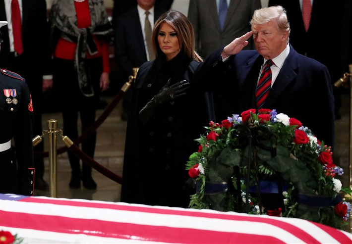 Tổng thống Trump cũng tuyên bố ngày 5/12 là ngày quốc tang, đồng thời yêu cầu tất cả các cơ quan liên bang đóng cửa, treo cờ rủ để tưởng niệm cựu Tổng thống Bush “cha”. Ảnh: EPA.