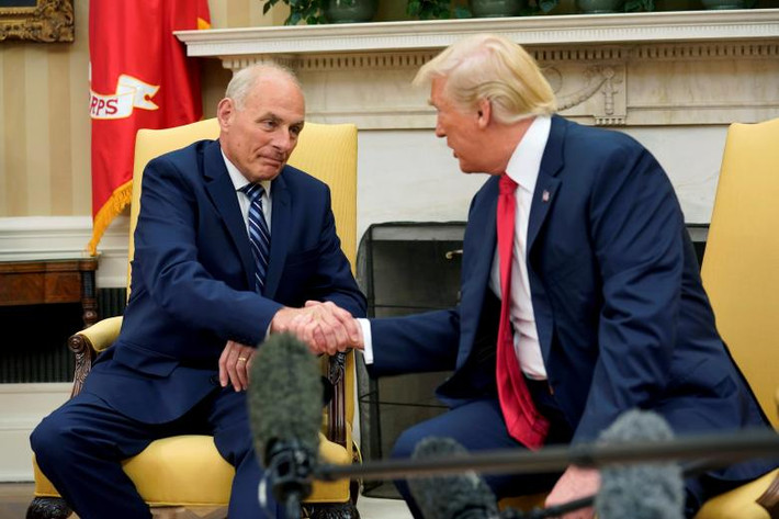 Tổng thống Trump bắt tay ông Kelly tại phòng Bầu Dục của Nhà Trắng ngày 31/7/2017.