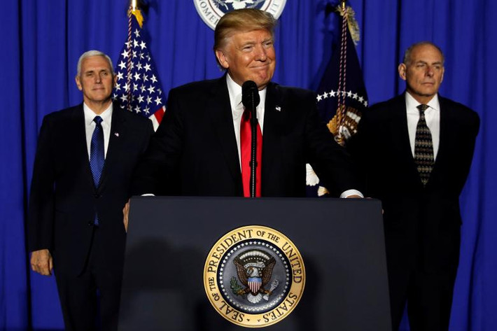 Ông Kelly (phải) đứng phía sau Tổng thống Trump khi nhà lãnh đạo Mỹ phát biểu tại trụ sở của Bộ An ninh Nội địa Mỹ ở Washington ngày 25/1/2017.