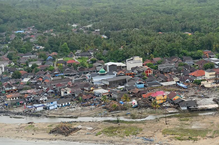 Nhiều ngôi nhà ở ven biển Pandeglang, tỉnh Banten, bị sóng đánh sập, hôm 24/12.