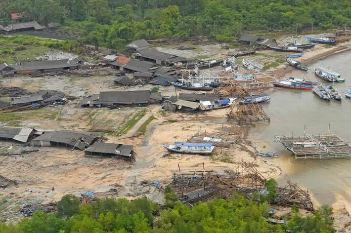 Những ngôi nhà đổ sập trên bãi biển Pandeglang nhìn từ trên cao.