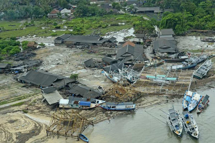 Những toà nhà đổ sập và các con thuyền bị sóng đánh dạt vào bờ ở Banten, Indonesia, ngày 24/12.