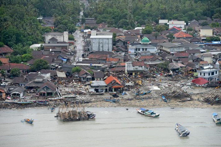 Hiện tại, lực lượng cứu hộ Indonesia vẫn đang tích cực tìm kiếm những người mất tích cũng như khắc phục hậu quả sau trận sóng thần.