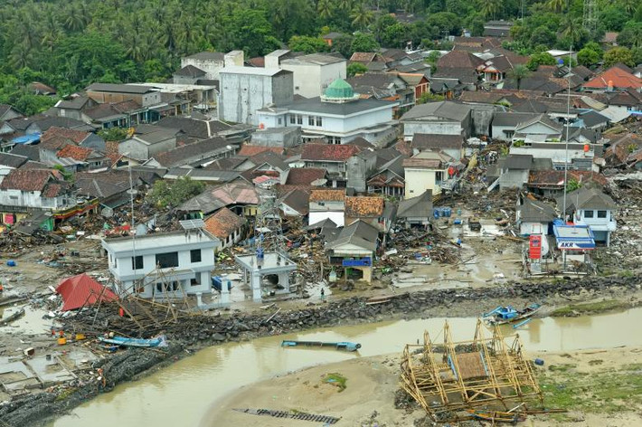 Cảnh tượng ngổn ngang sau khi sóng thần tấn công eo biển Sunda ở Banten, Indonesia, ngày 24/12.