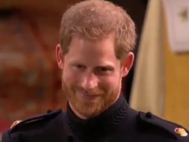 Hoàng tử Harry xúc động khi nhìn cô dâu Meghan Markle bước vào lễ đường tại nhà nguyện St. George hồi tháng 5/2018.