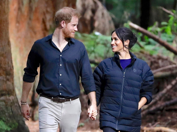 Công nương Markle dường như mặc áo khoác của Hoàng tử Harry khi họ đi dạo qua khu rừng Whakarewarewa ở Rotorua, New Zealand.