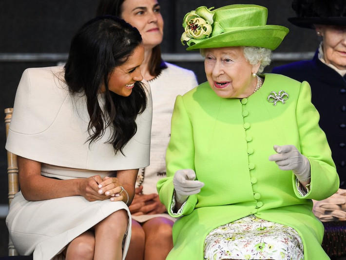 Công nương Markle ngồi trò chuyện vui vẻ với Nữ hoàng Elizabeth II trong chuyến thăm Cheshire, Anh.