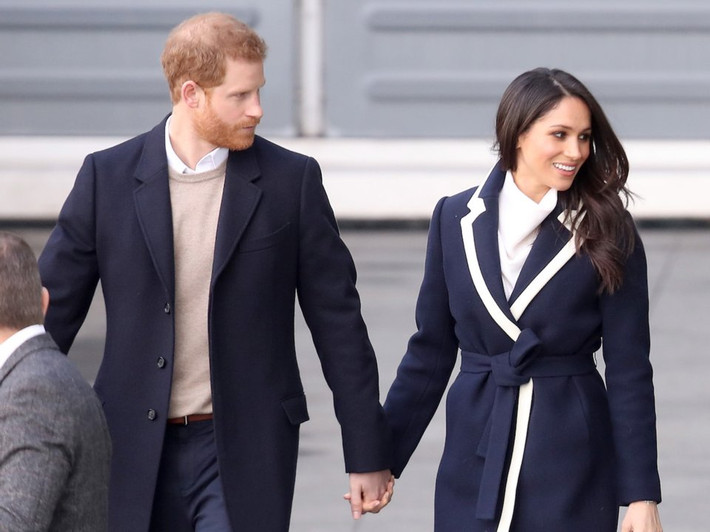 Hoàng tử Harry nắm tay Meghan Markle khi họ tới thăm Birmingham, Anh, hồi tháng 3/2018, hai tháng trước khi lễ cưới diễn ra.