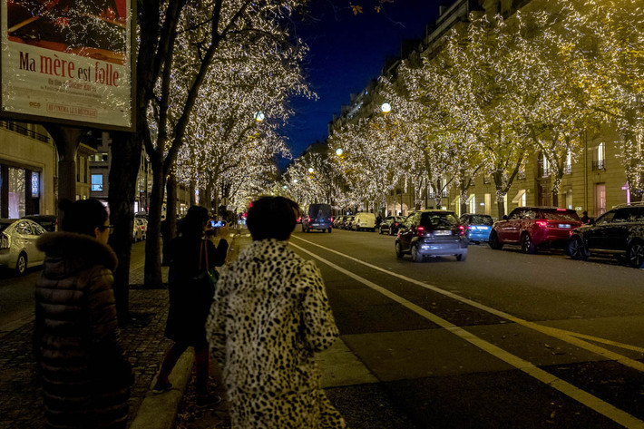 Chắc hẳn ít ai có thể ngờ rằng, ở thành phố hoa lệ như Paris lại có nhiều người vô gia cư đến vậy. “Không có tiền, chúng tôi như không tồn tại ở nước Pháp nữa”, Eddy, một người vô gia cư 35 tuổi đến từ Tunisia, chia sẻ.
