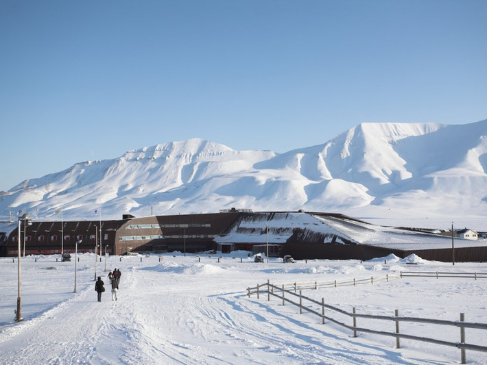 Có một trường đại học ở thị trấn Longyearbyen. Khoảng 300 sinh viên của trường sẽ không phải đóng bất cứ khoản học phí nào. Đặc biết, tất cả sinh viên ở đây sẽ phải học cách sử dụng súng.
