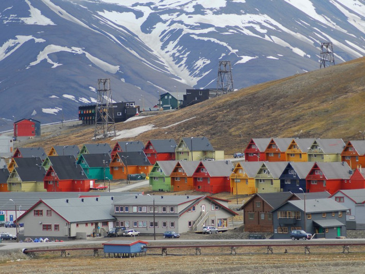 Thị trấn Longyearbyen hiện là nơi sinh sống của khoảng 2.100 cư dân.
