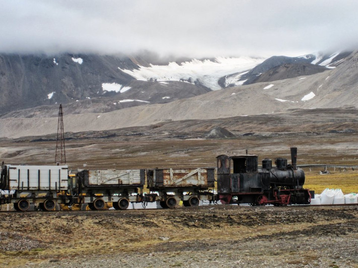 Vào đầu thế kỷ 20, Longyearbyen “biến thành” thị trấn khai thác than, mặc dù vậy hoạt động khai thác sau đó đã bị chấm dứt tại nơi này.