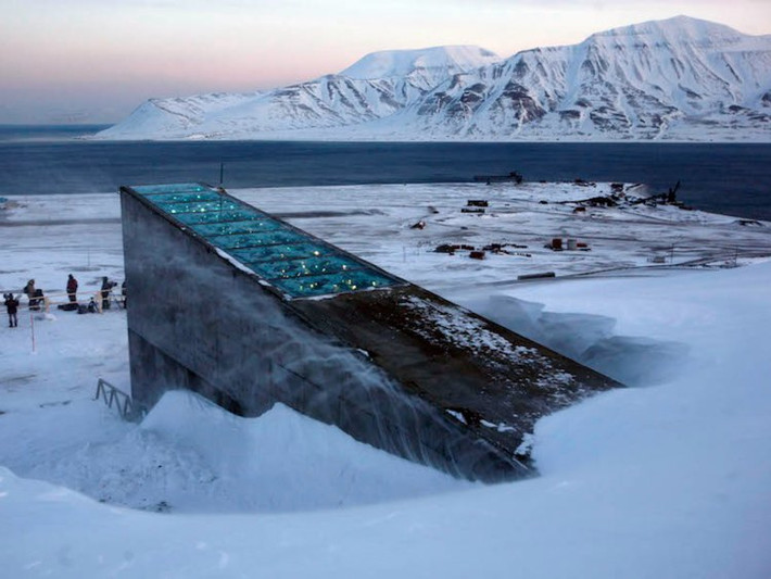 Thị trấn Longyearbyen trở thành một điểm đến thu hút du khách ưa mạo hiểm và các nhà nghiên cứu. Căn hầm hạt giống toàn cầu Svalbard Global Seed Vault (ảnh) được xây dựng gần Longyearbyen.