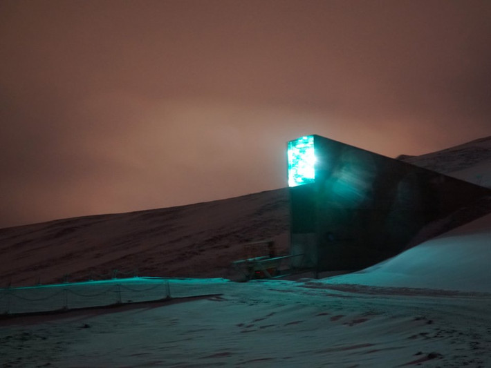 Ngân hàng hạt giống Svalbard Global Seed Vault này được đào sâu hơn 100 mét bên trong một ngọn núi và là nơi lưu giữ hơn 1 triệu loại hạt giống khác nhau.