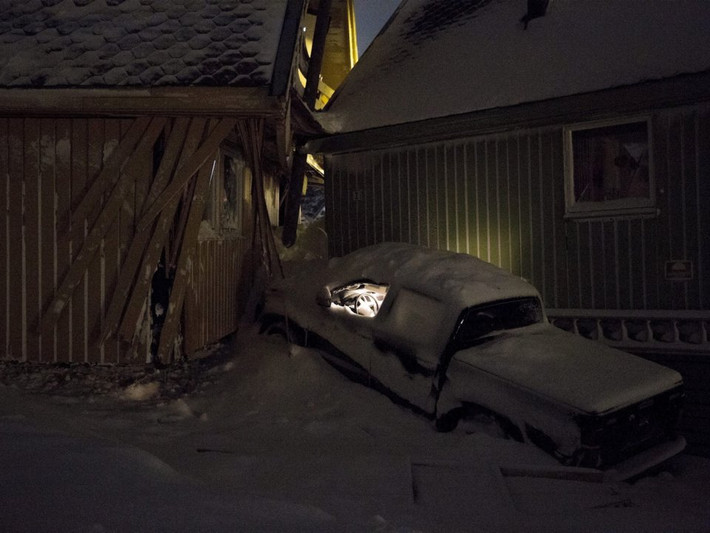 Người dân ở thị trấn Longyearbyen cũng phải cảnh giác trước thảm hoạ thiên nhiên có thể xảy ra. Năm 2015, một vụ lở tuyết đã phá huỷ nhiều toà nhà và khiến một người trong thị trấn thiệt mạng.