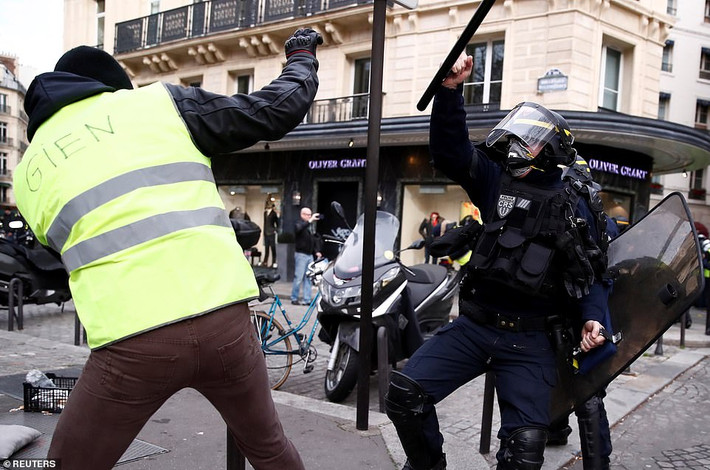 Cảnh sát Pháp khống chế một người biểu tình Áo vàng ở trung tâm thủ đô Paris.