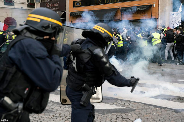 Đám đông người biểu tình hô to “Tổng thống Macron hãy từ chức” khi tập trung tại Montmartre, Pháp, sáng 23/12.