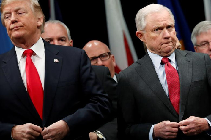 Ngày 7/11, Tổng thống Trump đã sa thải Bộ trưởng Tư pháp Mỹ Jeff Sessions. Ông Sessions trở thành bộ trưởng đầu tiên bị cách chức trong cuộc cải tổ nội các dự kiến của Tổng thống Trump sau cuộc bầu cử Quốc hội giữa nhiệm kỳ 6/11.