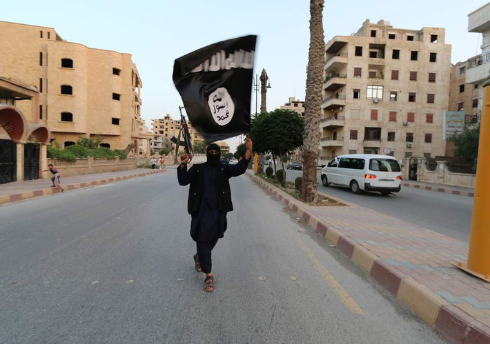 “Moshtaq Anad Haram al-Mohammadi Araghi hay còn có biệt danh Abu Omar, gia nhập phiến quân IS từ năm 2005 và là “bộ trưởng chiến tranh” IS, nằm trong số những kẻ bỏ mạng trong cuộc không kích vừa qua”, FNA đưa tin. Ảnh: Independent.