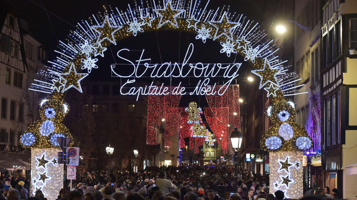Theo CNN, Strasbourg ở miền đông nước Pháp là một trong những khu chợ Giáng sinh lâu đời nhất Châu Âu, với lần “họp chợ” đầu tiên diễn ra vào năm 1570. (Nguồn ảnh: CNN)