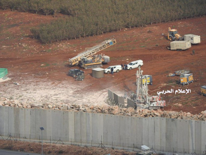 Al Masdar News đưa tin, truyền thông của phong trào Hezbollah ngày 4/12 đã đăng tải một số bức ảnh cho thấy các binh sĩ IDF hiện diện gần thị trấn biên giới Kafr Kila của Lebanon. Ảnh: AMN.
