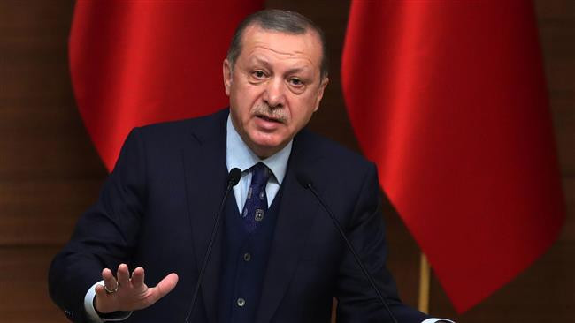 Tuy nhiên, Tổng thống Erdogan dường như sẽ tiếp tục thực hiện chiến dịch này trong vài ngày tới, đồng thời cáo buộc Mỹ vẫn cung cấp vũ khí cho lực lượng dân quân người Kurd YPG. Theo Tổng thống Erdogan, Mỹ đã không thực hiện lời hứa của họ tại Manbij, buộc ông phải hành động ở bờ đông sông Euphrates. Ảnh: AMN. Mời độc giả xem thêm video: Chính phủ Iraq đạt thoả thuận với người Kurd về dầu mỏ, ngân sách (Nguồn: VTC14)