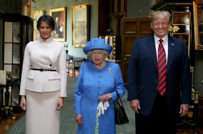Nữ hoàng Anh Elizabeth II đứng giữa Tổng thống Mỹ Donald Trump và Đệ nhất phu nhân Melania khi vợ chồng Tổng thống Mỹ tới thăm Lâu đài Windsor ngày 13/7.