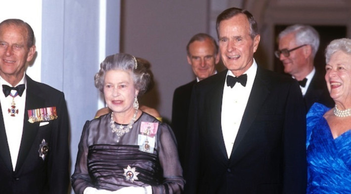 Vào tháng 11/1993, cựu Tổng thống Bush "cha" được Nữ hoàng Anh Elizabeth II trao danh hiệu Hiệp sĩ danh dự vì sự lãnh đạo của ông trong Chiến tranh vùng Vịnh. Ảnh: PC.