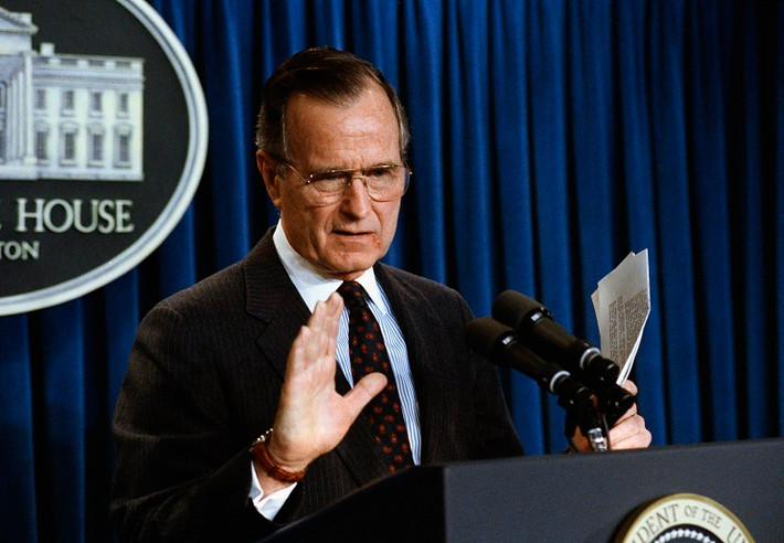Tháng 12/1989, Tổng thống Bush “cha” quyết định điều lính dù đến lật đổ lãnh đạo Panama khi đó là Manuel Noriega và điều lực lượng không quân yểm trợ để giúp Tổng thống Philippines Corazon Aquino sống sót trong cuộc đảo chính cùng năm đó. Ảnh: MPR.
