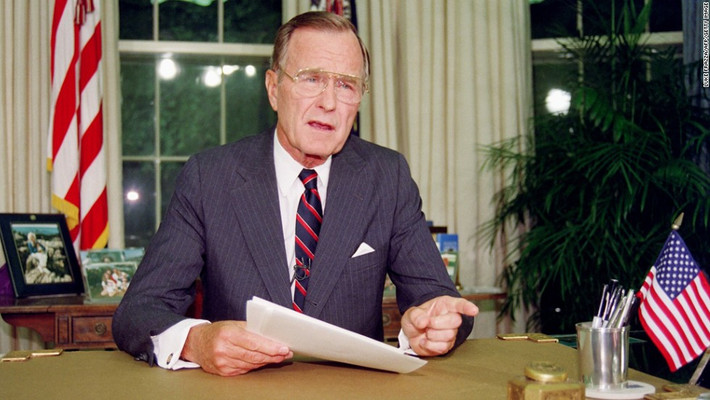 Những thành tựu đáng chú ý nhất trong nhiệm kỳ cầm quyền của cựu Tổng thống George H.W. Bush phải kể đến là sự kết thúc Chiến tranh Lạnh, tiến hành chiến dịch quân sự nhằm vào Iraq năm 1991 sau khi Iraq xâm lược Kuwait, cũng như đóng góp cho tiến trình hoà bình ở khu vực Trung Đông. Ảnh: CNN.