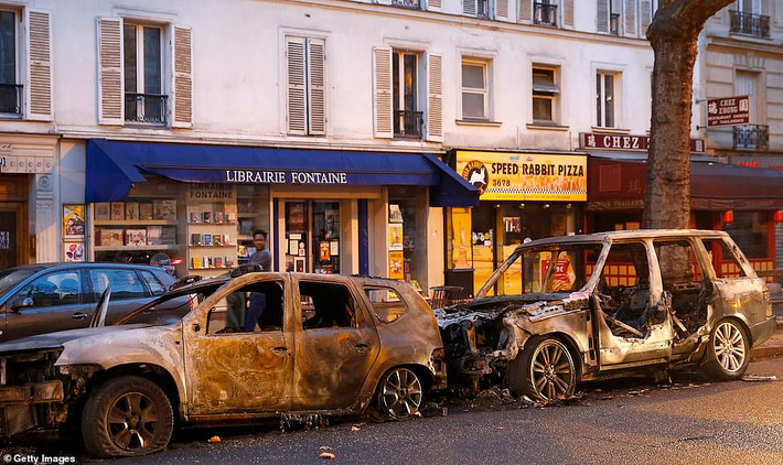 Những chiếc ô tô cháy rụi trên đại lộ Kleber, Paris, sáng 2/12.