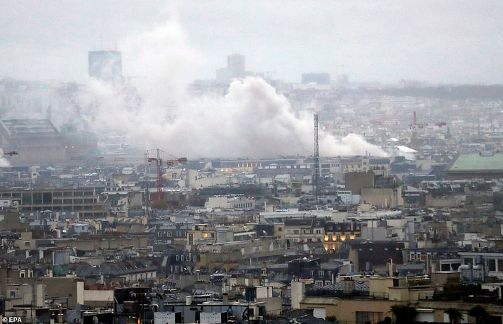 Khói bốc lên từ một khu dân cư ở Paris nhìn từ xa.